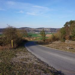 Hier ist eine Stelle mit Picknicktisch und guter Aussicht.