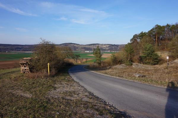Hier ist eine Stelle mit Picknicktisch und guter Aussicht.